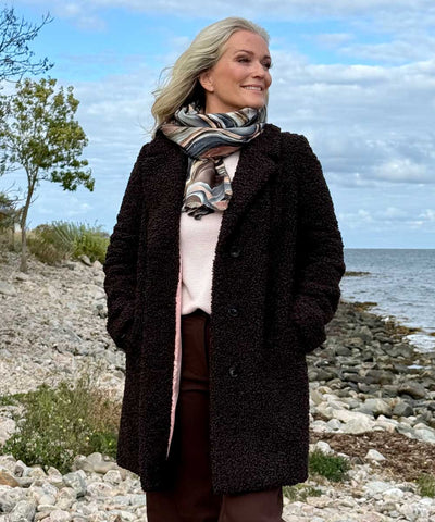fuskpäls i mörkbrunt