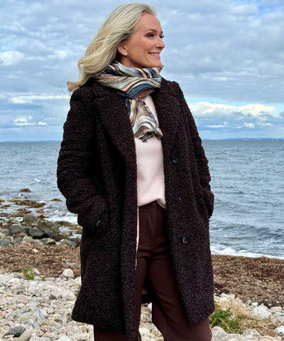 modell i brun fuskpäls