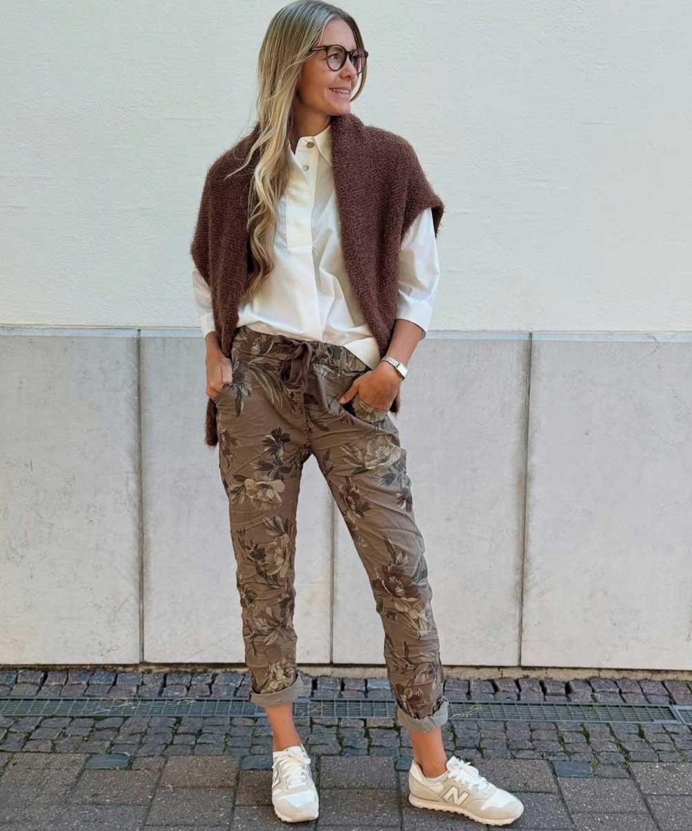 Modell i byxa och stickat