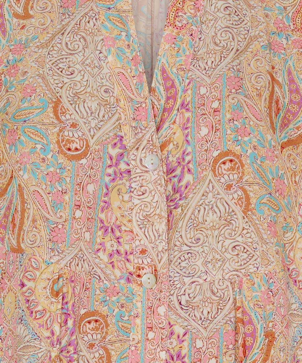 Detaljer beige klänning
