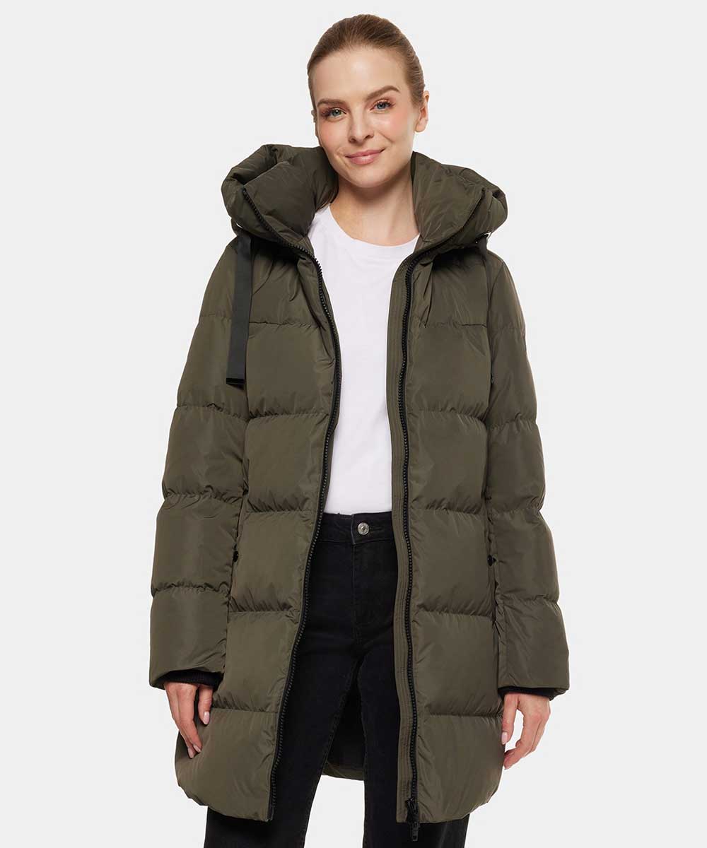 Modell i khakigrön jacka