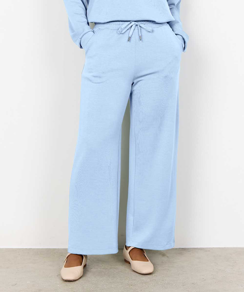 Modell i ljusblå byxa