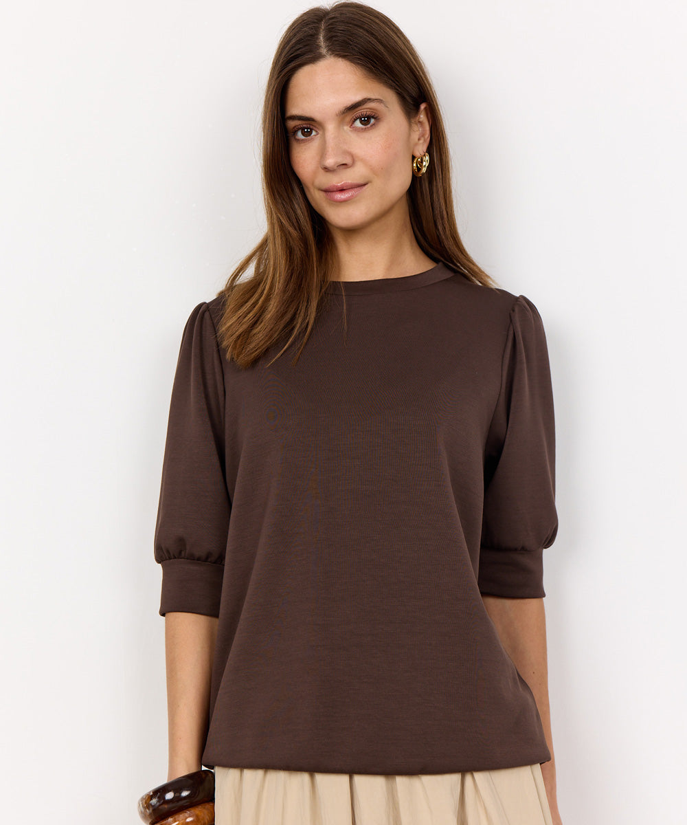 Modell i brun sweatshirt