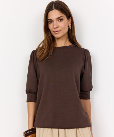Modell i brun sweatshirt