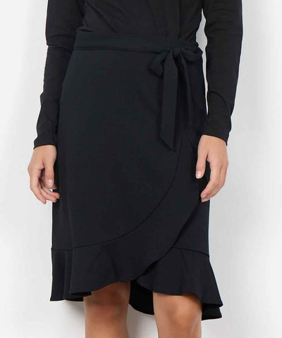 Modell i svart kjol