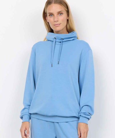 modell i ljusblå sweatshirt