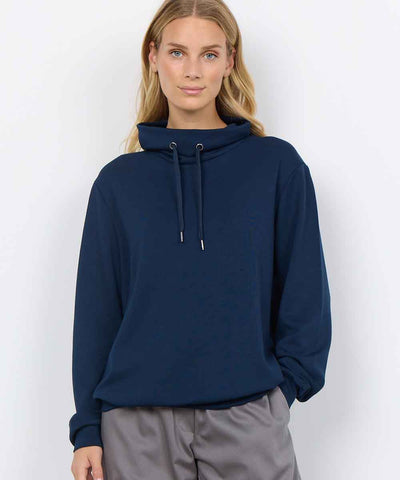 Modell i mörkblå sweatshirt