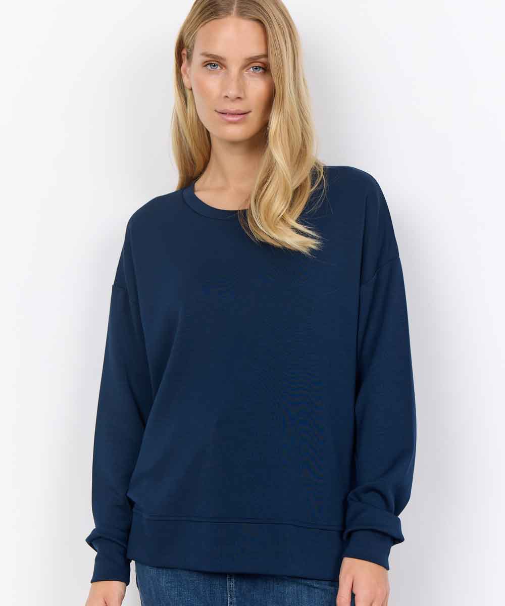 Modell med mörkblå sweatshirt