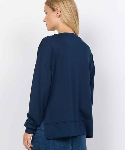 modell med mörkblå sweatshirt baksida