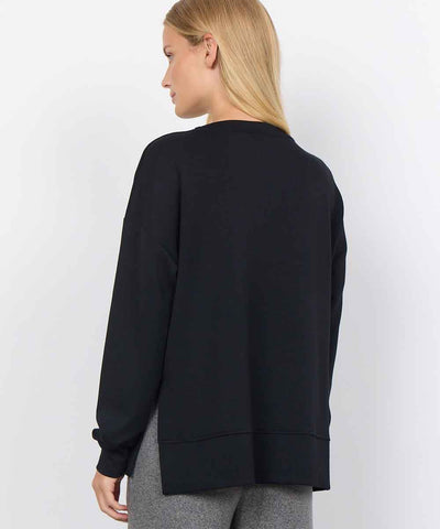 modell med svart sweatshirt baksida