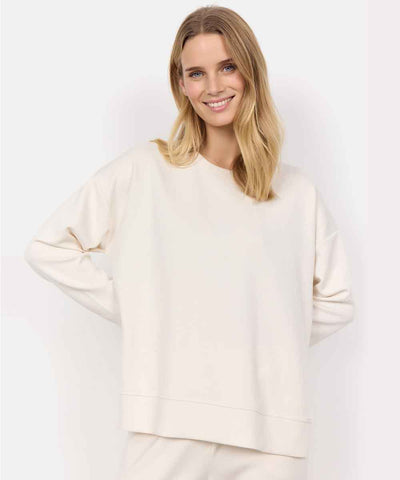 Modell i offwhite sweatshirt