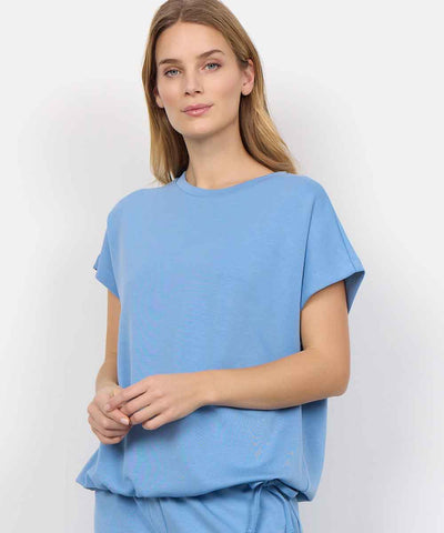 modell i blå t-shirt