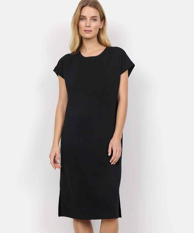 modell i svart kortärmad klänning