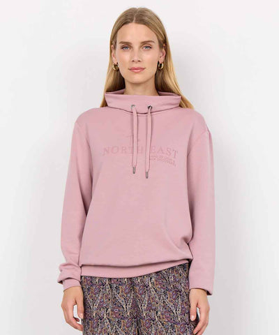 modell i rosa sweatshirt