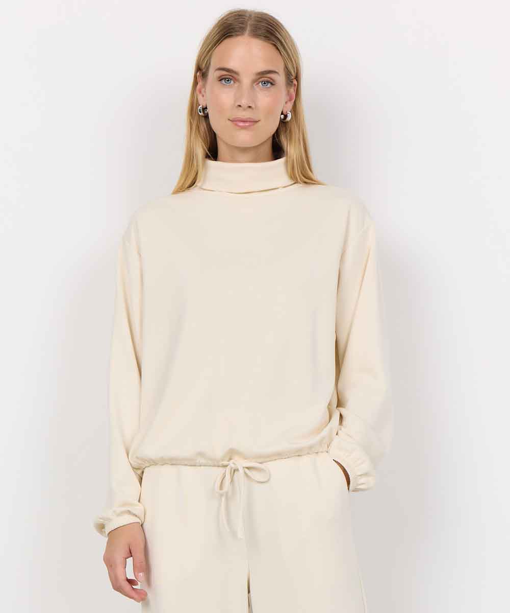 Modell i offwhite sweatshirt