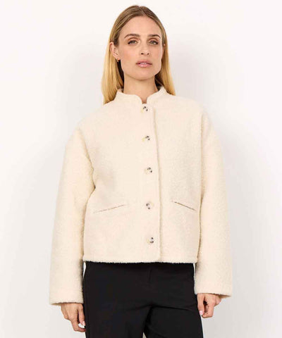 Modell i offwhite pilejacka