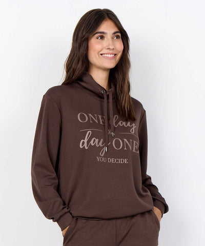 modell i brun sweatshirt