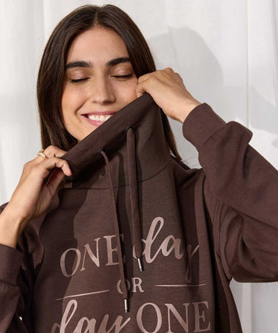 Modell i sweatshirt detaljer