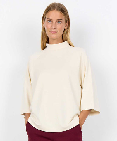 Modell i offwhite topp