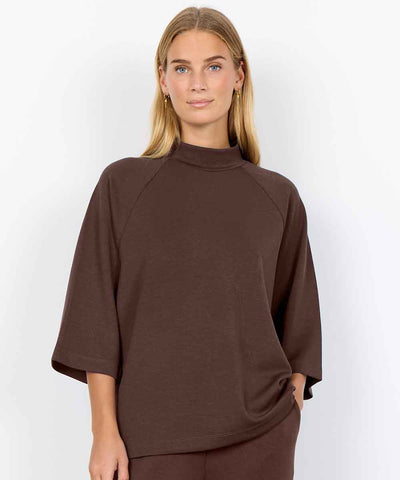Modell i brun sweatshirt
