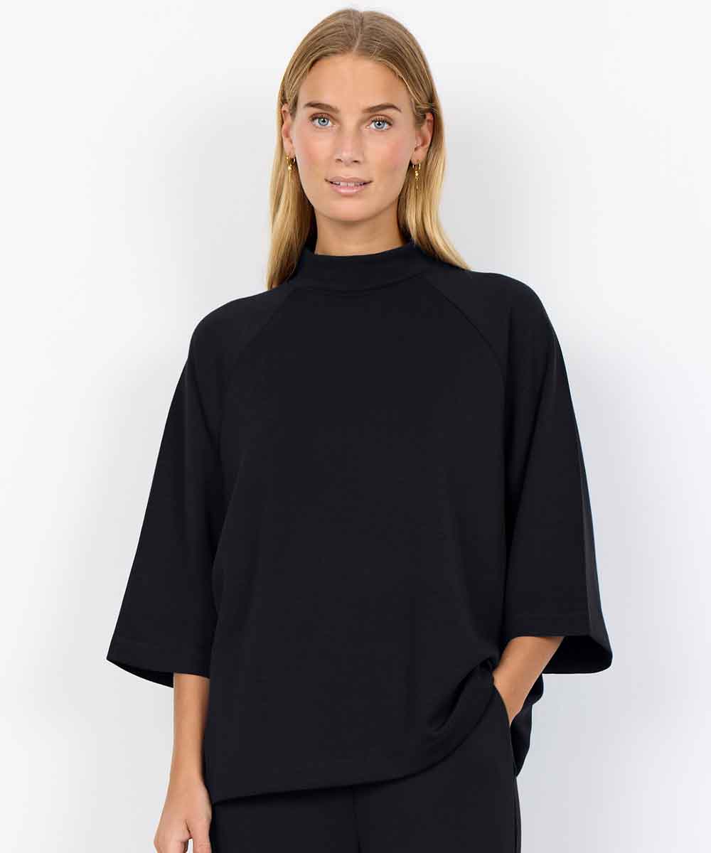 Modell i svart sweatshirt