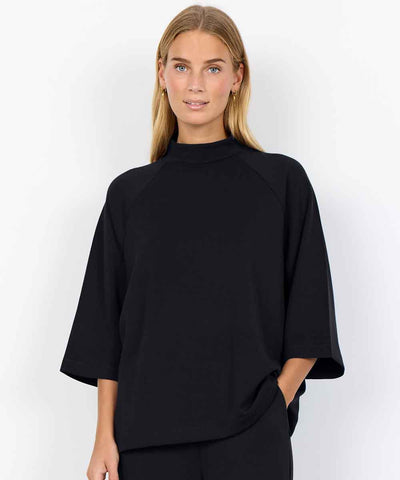Modell i svart sweatshirt