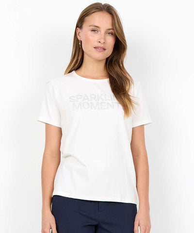 Modell i offwhite t-shirt