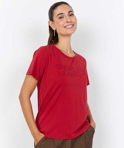 Modell i röd t-shirt