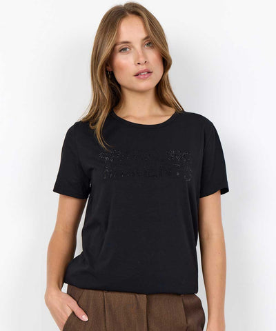 Modell i svart t-shirt