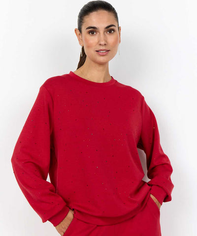 Modell i röd sweatshirt