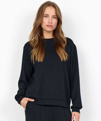 Modell i svart sweatshirt