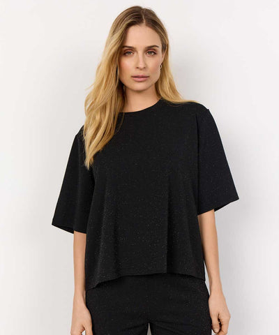 Modell i t-shirt med glitter