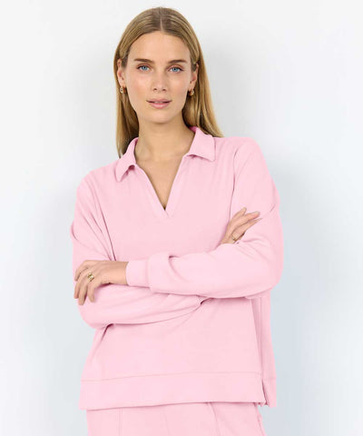 Modell i rosa sweatshirt med krage