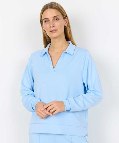 Modell i ljusblå sweatshirt med krage