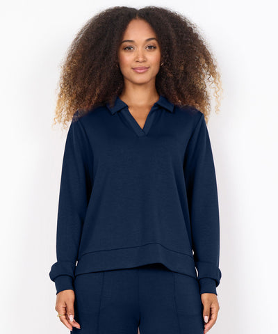 Modell i sweatshirt med krage