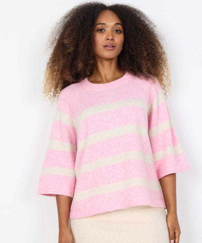 Modell i randig rosa tröja
