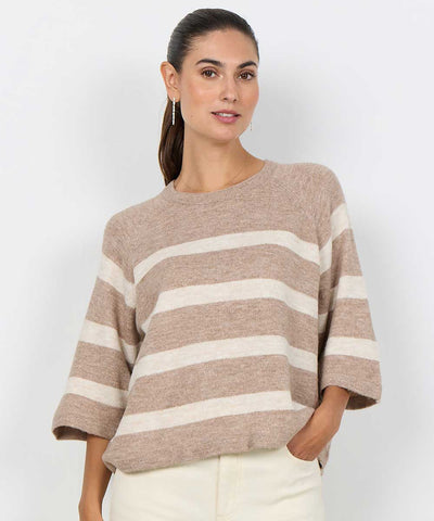 Modell i beige tröja