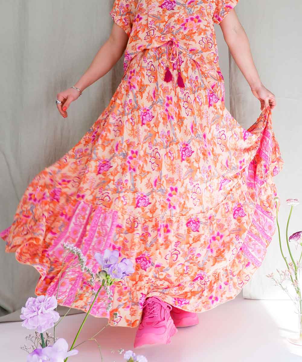modell i rosa kjol med frill