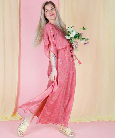 modell i rosa klänning