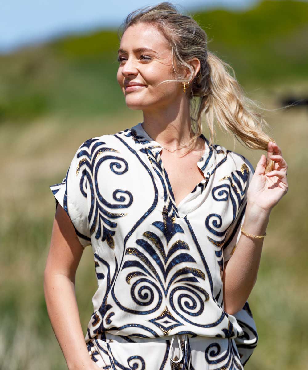 Modell i vit blus med mönster