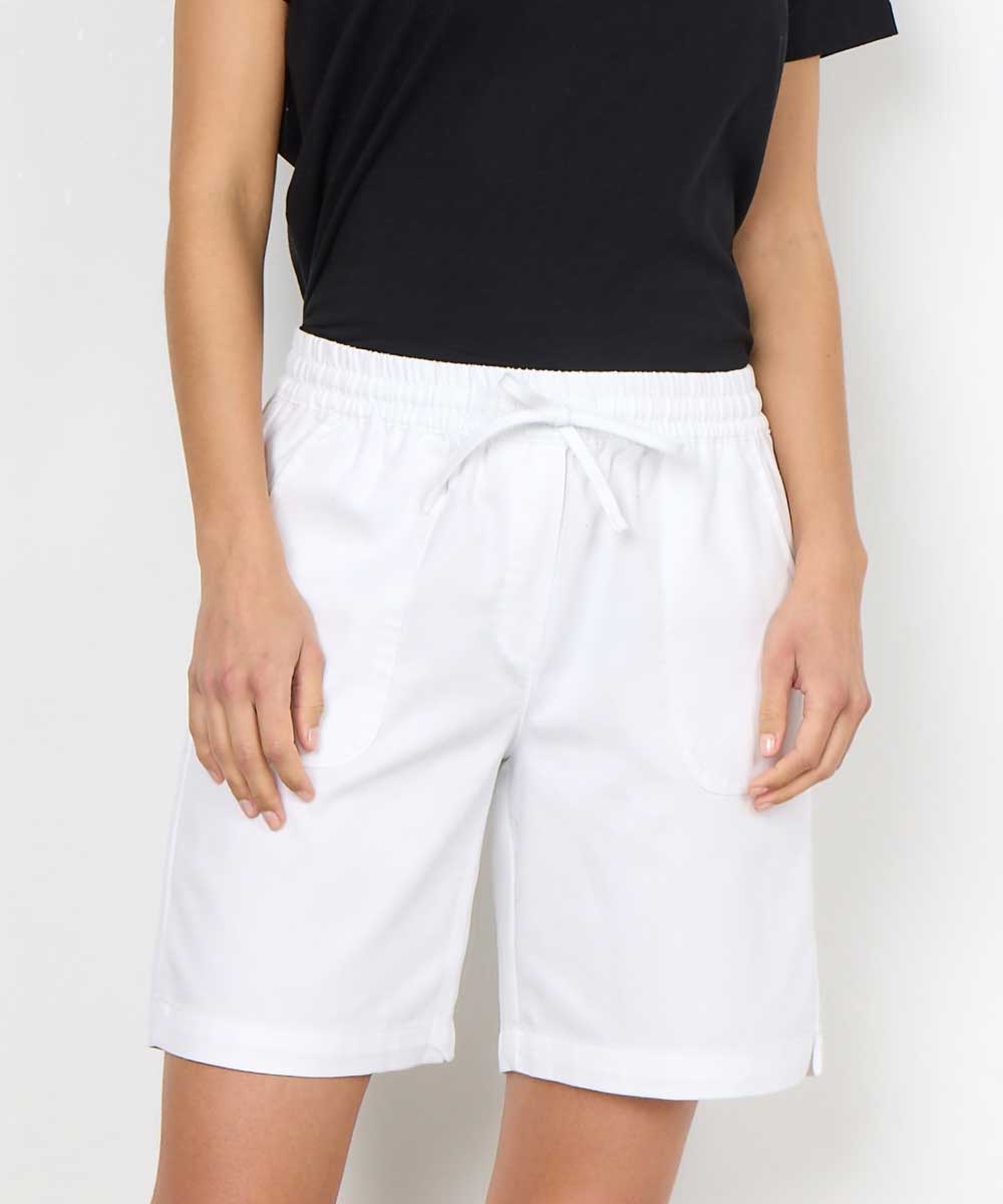 modell i vita shorts
