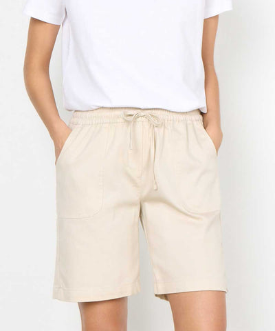 Modell i sandfärgade shorts