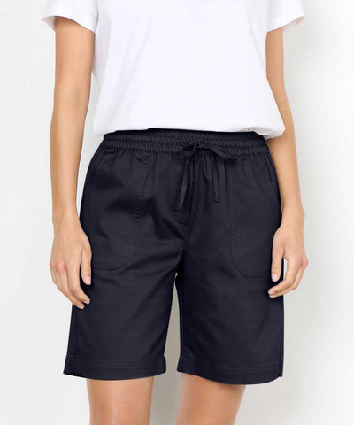 Modell i blå shorts