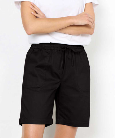 Modell med svarta shorts