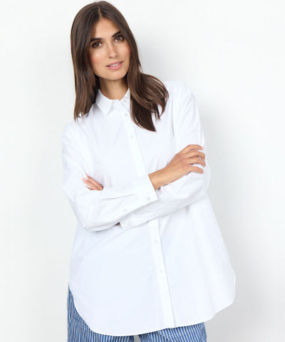 Modell i vit oversize skjorta
