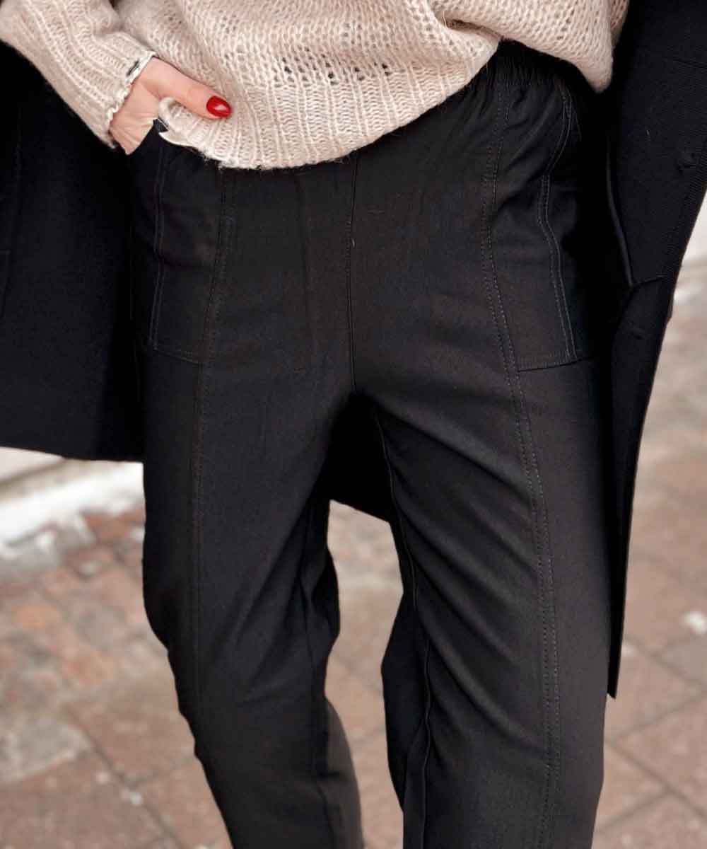 svarta dra-på-byxor med detaljer