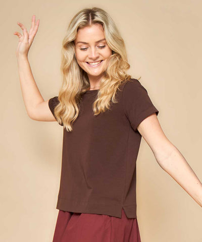 Modell i brun t-shirt