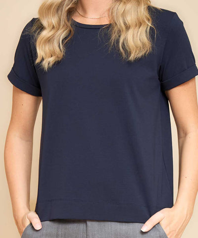 Modell i blå t-shirt