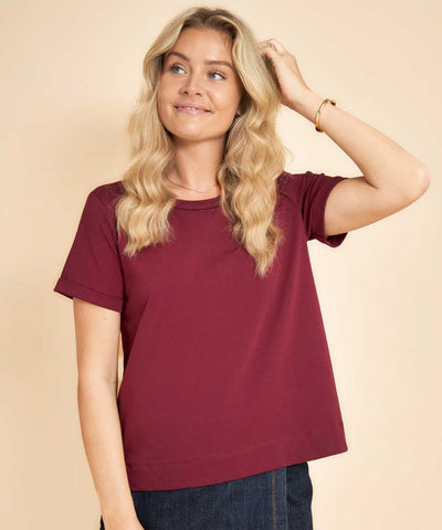 Modell i vinröd t-shirt
