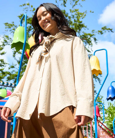 Modell i offwhite skjorta